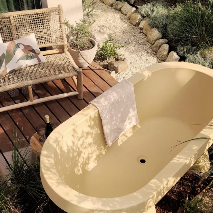 New at Yuna 2: outdoor bathtub under the olive tree
