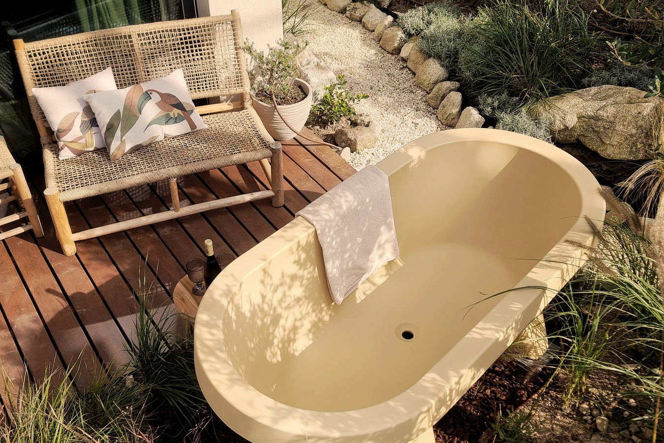 New at Yuna 2: outdoor bathtub under the olive tree