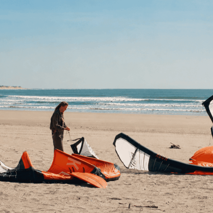 When is the best time to kitesurf at Praia do Cabedelo?
