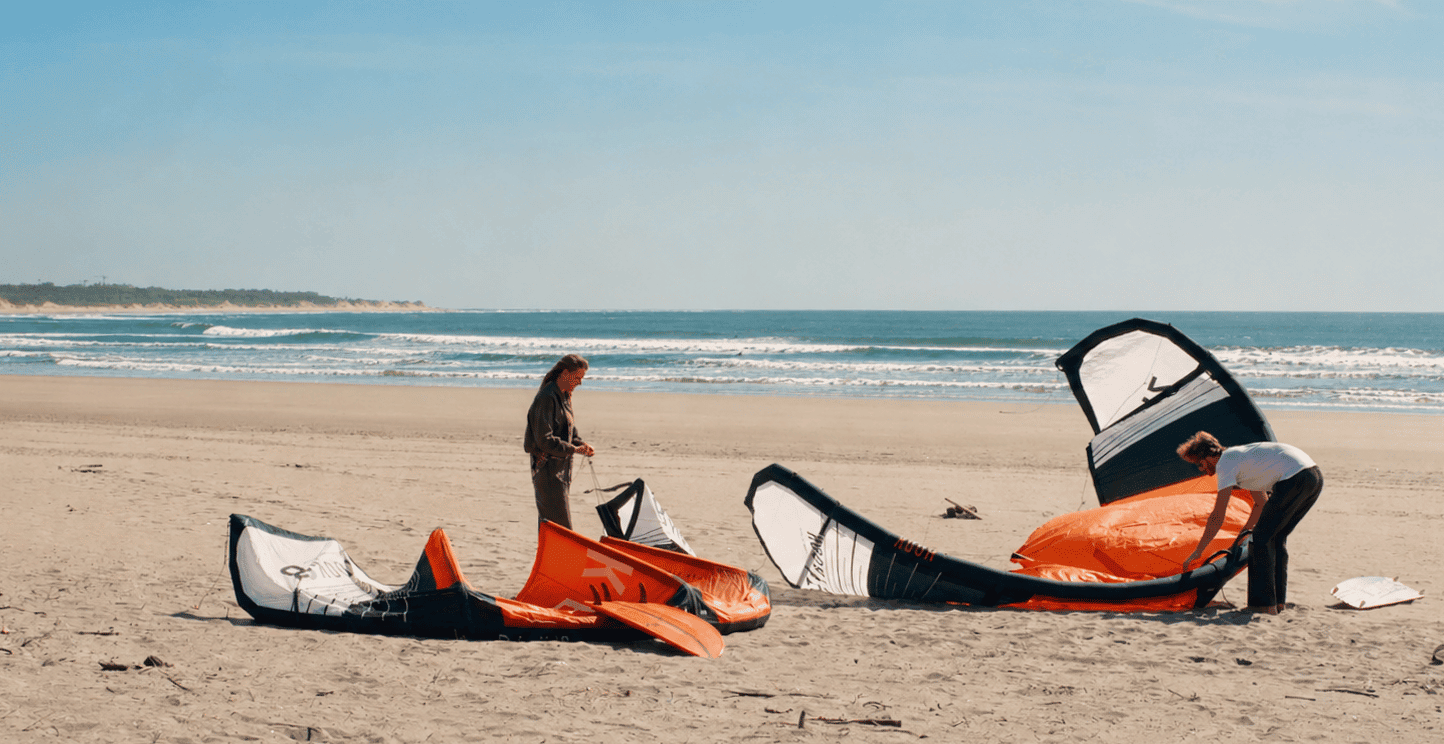When is the best time to kitesurf at Praia do Cabedelo?